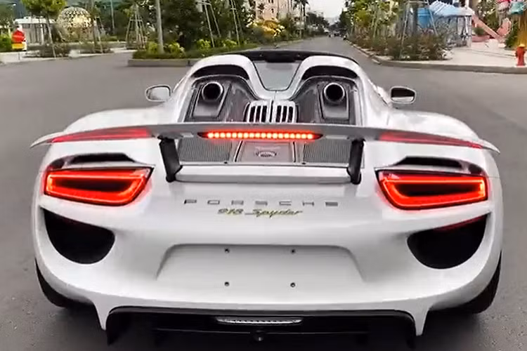 Porsche 918 Spyder chỉ được sản xuất giới hạn 918 chiếc trên toàn thế giới, ngoài chiếc màu trắng thuộc sở hữu của gia đình cô gái 9X sinh sống ở quận Gò Vấp, 1 đại gia Việt khác cũng đã mua chiếc xe Porsche 918 Spyder nhưng màu sơn và thời gian cập bến dải đất hình chữ S vẫn là dấu hỏi.