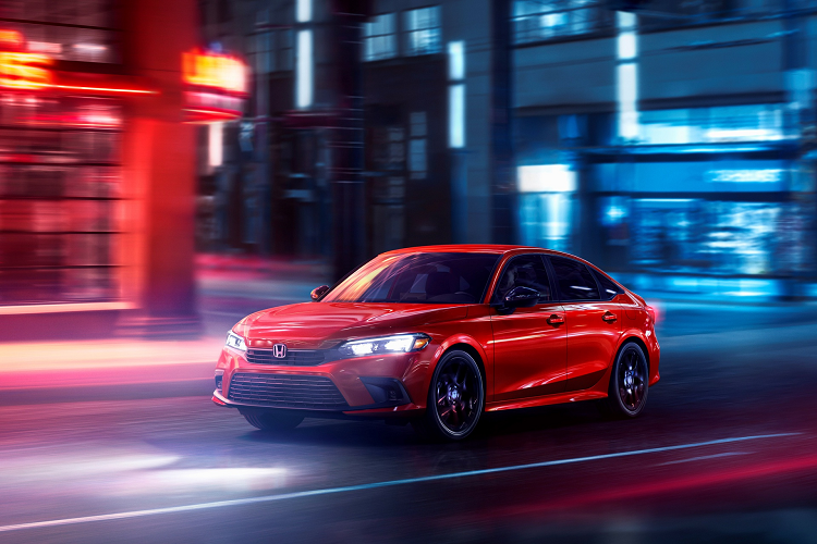 Đầu xe được thiết kế đơn giản, cụm đèn trước mảnh, lưới tản nhiệt chia 2 tầng hầm hố. Khe hút gió phía trước được làm rộng hơn và hốc đèn sương mù tạo hình chữ C. Kích thước xe cũng lớn hơn đời cũ cả chiều dài và trục cơ sở.