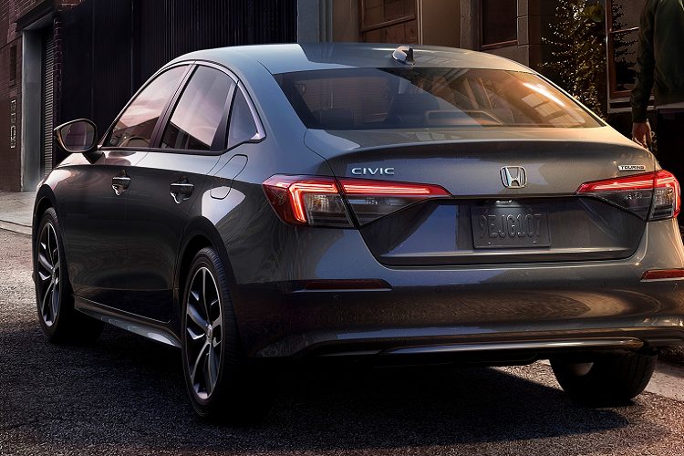 Phần đuôi xe cũng đã bớt hầm hố hơn thế hệ cũ. Cụm đèn hậu đơn giản, nắp cốp nhô cao khá giống với mẫu xe "đàn em" City RS.