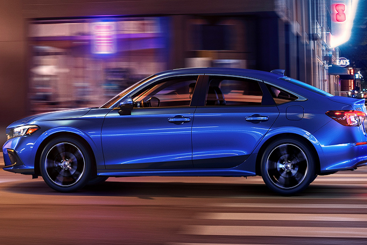 Ở thế hệ thứ 11, Civic có kiểu dáng khác biệt hoàn toàn với thế hệ trước. Kiểu dáng lai coupe trên thế hệ trước đã không còn hiện hữu trên Civic 2022. Thay vào đó, chiếc xe hạng C có các đường nét thiết kế giống với Accord, mang hơi hướm sedan truyền thống nhiều hơn.