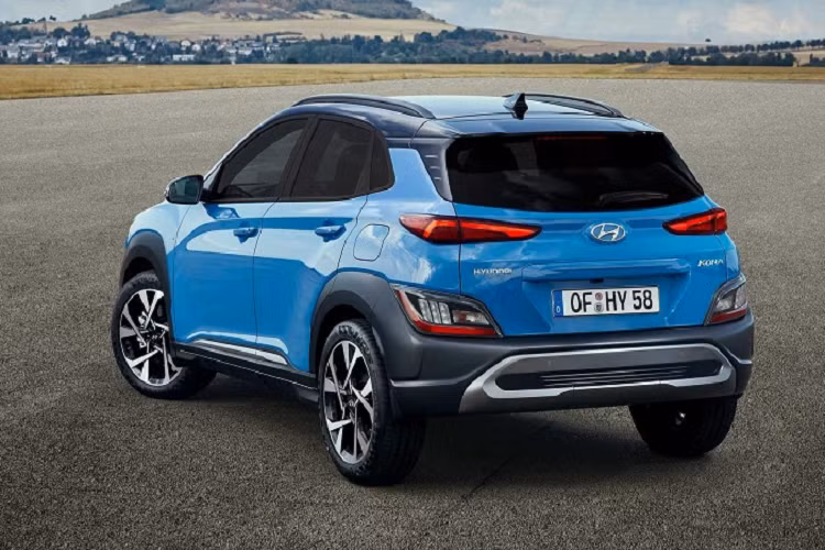 Vẫn bám sát những ưu tiên hàng đầu của Hyundai nhằm nâng cao giá trị trong mắt khách hàng, Kona được trang bị hàng loạt tính năng tiêu chuẩn đáng giá và thậm chí còn trở nên cao cấp hơn khi lựa chọn các phiên bản đắt tiền. Thuộc phân khúc SUV cỡ nhỏ nên Hyundai Kona thế hệ mới không cung cấp quá nhiều không gian phục vụ cho mục đích chứa hành lý. Bù lại, kiểu dáng nhỏ gọn và cảm giác lái thú vị của Kona chắc chắn sẽ khiến khách hàng bỏ qua những thiếu sót đó.