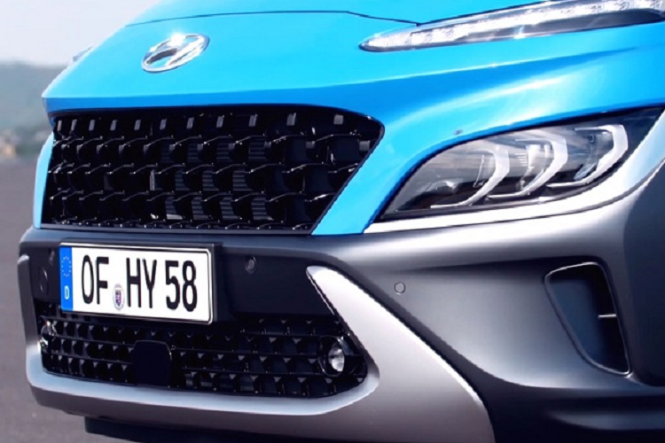 Ở bên trong, bảng điều khiển trung tâm của Hyundai Kona 2022 cũng được tái thiết kế, đi kèm một số tính năng tiện ích mới, bao gồm màn hình kỹ thuật số mới, sạc điện thoại không dây và ghế sau có sưởi. Màn hình cảm ứng 8.0 inch lớn hơn cùng tùy chọn nâng cấp lên màn hình 10.3 inch phục vụ cho hệ thống thông tin giải trí sống động và chân thực hơn. Đáng chú ý, Hyundai còn bổ sung thêm phiên bản N Line hoàn toàn mới vào dòng sản phẩm của Kona 2022 được mong đợi sẽ mang đến trải nghiệm lái thể thao hơn.