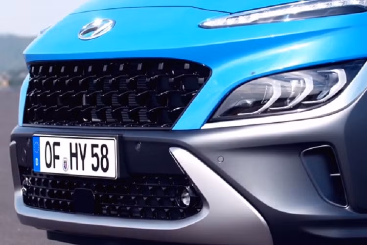 Ở bên trong, bảng điều khiển trung tâm của Hyundai Kona 2022 cũng được tái thiết kế, đi kèm một số tính năng tiện ích mới, bao gồm màn hình kỹ thuật số mới, sạc điện thoại không dây và ghế sau có sưởi. Màn hình cảm ứng 8.0 inch lớn hơn cùng tùy chọn nâng cấp lên màn hình 10.3 inch phục vụ cho hệ thống thông tin giải trí sống động và chân thực hơn. Đáng chú ý, Hyundai còn bổ sung thêm phiên bản N Line hoàn toàn mới vào dòng sản phẩm của Kona 2022 được mong đợi sẽ mang đến trải nghiệm lái thể thao hơn.