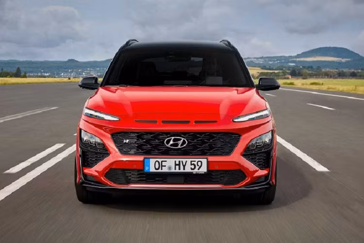 Đặt nổi ở chính giữa bảng điều khiển trung tâm của Hyundai Kona 2022 là màn hình thông tin giải trí với các nút bấm đơn giản nằm gọn gàng phía dưới, cho phép người lái dễ dàng chuyển đổi các tính năng cần sử dụng. Hệ thống thông tin giải trí của Kona cung cấp khả năng hiển thị trực quan với tốc độ phản hồi tương đối nhanh nhạy và ổn định, đồng thời tương thích với Apple CarPlay và Android Auto.
