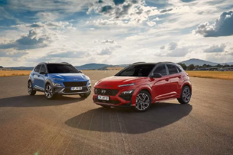 Hyundai Kona 2022 mang đến khả năng xử lý linh hoạt, nhanh nhẹn và cảm giác lái thú vị một cách đáng ngạc nhiên. Hệ thống treo sẽ giảm thiểu tối đa va chạm trên đường, đảm bảo cho hành khách một khoang cabin êm ái và thoải mái nhất. Tuy nhiên, hệ thống lái lại không được đánh giá cao, mặc dù tạo cảm giác nặng nề nhưng lại kém ổn định, đòi hỏi người lái phải tập trung khi di chuyển trên đường cao tốc.