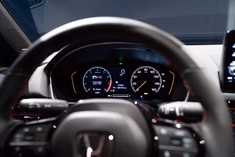 Để cải thiện độ ổn định, Honda Civic Si 2022 được trang bị các miếng đệm cao su (bushing) trước cứng hơn đến 79% so với Civic EX. Ngoài miếng đệm cao su trước này, các tay đòn trên và tay đòn B phía sau cũng đều có nguồn gốc từ phiên bản Civic Type R. Trong khi đó, cảm giác lái của chiếc xe được cải thiện đáng kể nhờ trang bị thanh xoắn cứng hơn 60% kết nối giữa trục lái với bánh răng.