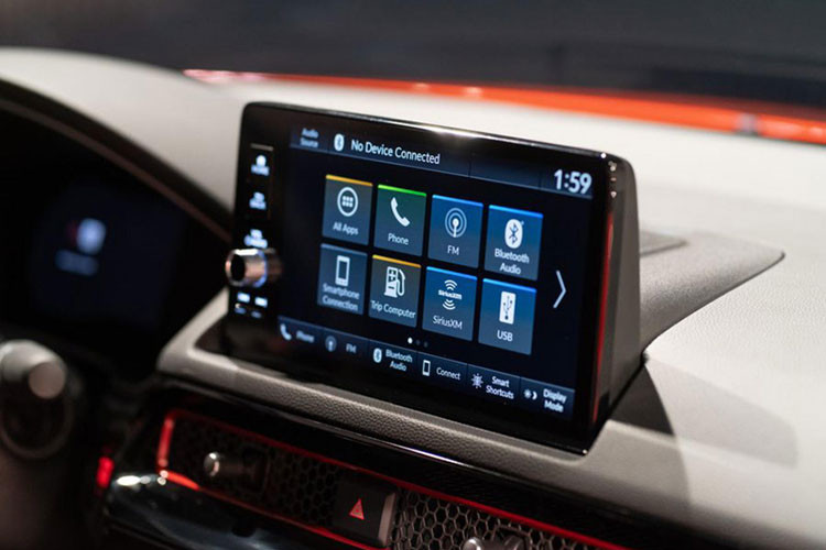 Nâng cấp tiếp theo nằm ở hệ thống treo với lò xo giảm xóc trước và sau cứng hơn 8% và 54% so với bản tiêu chuẩn Honda Civic 2022. Trong khi đó, bộ giảm chấn cũng được “chăm sóc” đặc biệt cùng thanh chống MacPherson phía trước đã được sửa đổi ổ bi trục và ổ bi giảm chấn đảm bảo khả năng xử lý linh hoạt khi vào cua. Các thanh chống lật ở phía trước và sau cũng được thay thế bằng loại dày hơn giúp giảm thiểu hiện tượng lắc ngang thân xe (body roll).