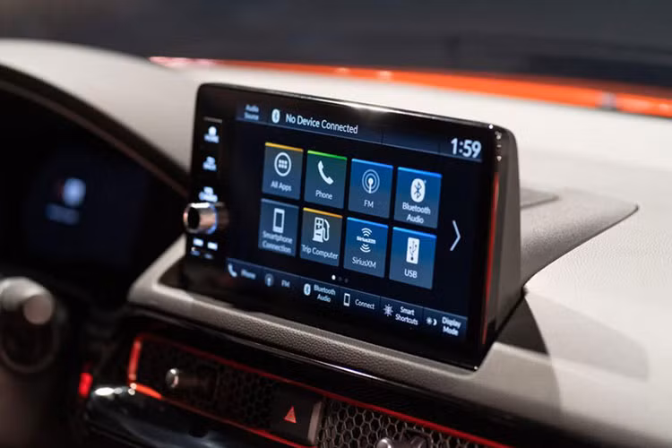 Nâng cấp tiếp theo nằm ở hệ thống treo với lò xo giảm xóc trước và sau cứng hơn 8% và 54% so với bản tiêu chuẩn Honda Civic 2022. Trong khi đó, bộ giảm chấn cũng được “chăm sóc” đặc biệt cùng thanh chống MacPherson phía trước đã được sửa đổi ổ bi trục và ổ bi giảm chấn đảm bảo khả năng xử lý linh hoạt khi vào cua. Các thanh chống lật ở phía trước và sau cũng được thay thế bằng loại dày hơn giúp giảm thiểu hiện tượng lắc ngang thân xe (body roll).