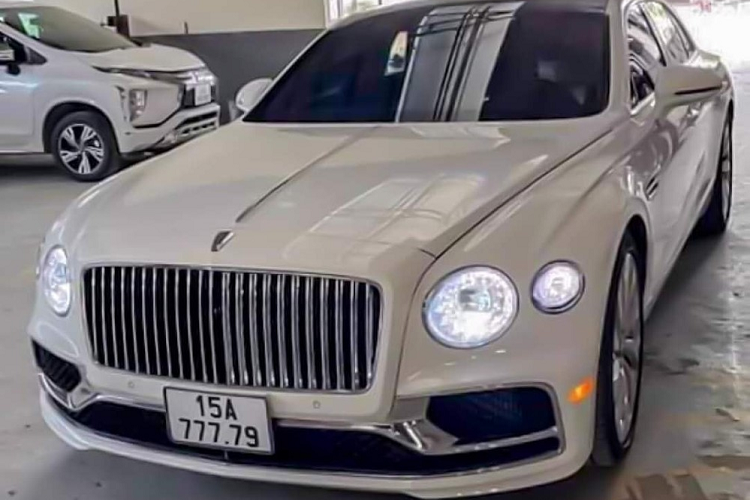 Giá xe Bentley Flying Spur First Edition bản V8 chính hãng tại Việt Nam được chào bán hơn 18 tỷ đồng, trong khi đó, chiếc xe siêu sang Bentley Flying Spur First Edition của đại gia lan đột biến ở Hải Phòng được mua từ 1 công ty nhập khẩu tư nhân. Ngoại thất chiếc Bentley Flying Spur First Edition mang biển số tứ quý 7 của chủ vườn lan đột biến ở Hải Phòng có màu sơn trắng cùng các chi tiết ở ngoại thất mạ crôm sáng bóng.