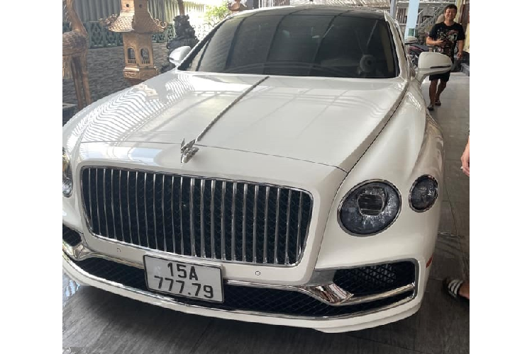 Mới đây, thông tin về việc một đại gia lan đột biến ở thành phố Hải Phòng tậu chiếc xe siêu sang Bentley Flying Spur First Edition hơn 18 tỷ đồng đã thu hút không ít sự quan tâm của giới mê xe trong nước. Đây nhiều khả năng là chiếc Flying Spur First Edition hiếm hoi có mặt tại đây.