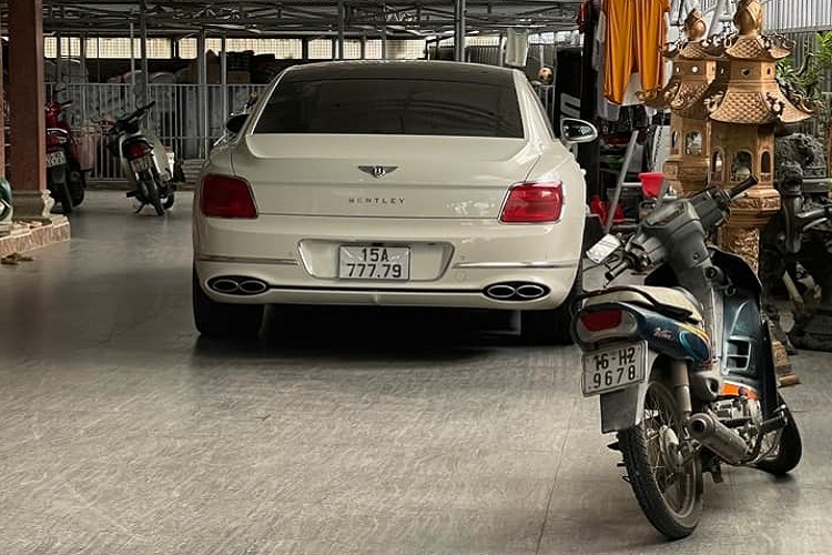 Chiếc xe siêu sang Bentley Flying Spur biển tứ quý 7 ở Hải Phòng thuộc bản First Edition. Dòng xe siêu sang Bentley Flying Spur V8 First Edition có ống xả kép, khác biệt so với ống xả Oval trên Bentley Flying Spur W12 First Edition. Ngoài chiếc xe Bentley Flying Spur First Edition này, các đại gia Hải Phòng còn sở hữu 2 chiếc xe Bentley thế hệ mới bao gồm Bentayga V8 2021 và Bentley Continental GT 2021. 