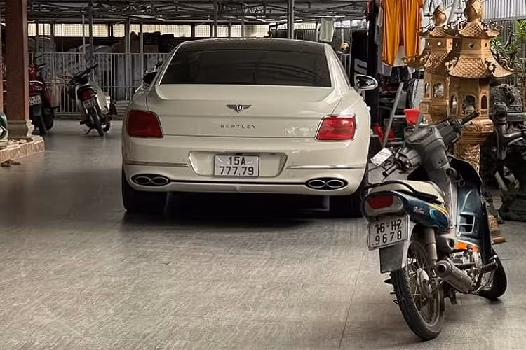 Chiếc xe siêu sang Bentley Flying Spur biển tứ quý 7 ở Hải Phòng thuộc bản First Edition. Dòng xe siêu sang Bentley Flying Spur V8 First Edition có ống xả kép, khác biệt so với ống xả Oval trên Bentley Flying Spur W12 First Edition. Ngoài chiếc xe Bentley Flying Spur First Edition này, các đại gia Hải Phòng còn sở hữu 2 chiếc xe Bentley thế hệ mới bao gồm Bentayga V8 2021 và Bentley Continental GT 2021. 