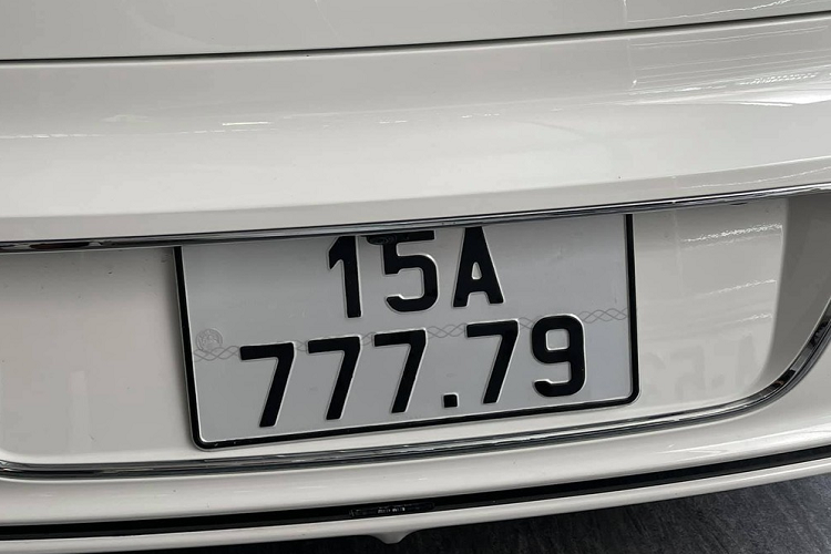 Chiếc xe siêu sang Bentley Flying Spur First Edition của chủ vườn lan đột biến này thuộc bản V8 nên được trang bị động cơ xăng V8, tăng áp kép, dung tích 4.0 lít, sản sinh ra công suất tối đa 542 mã lực và mô-men xoắn cực đại 770 Nm. Sức mạnh của Bentley Flying Spur V8 First Edition sẽ đồng hành cùng hộp số tự động ly hợp kép ZF 8 cấp, nhờ đó, mẫu xe siêu sang này có thể tăng tốc từ vị trí xuất phát lên 100 km/h trong thời gian chỉ 4,1 giây và đạt vận tốc tối đa 318 km/h.