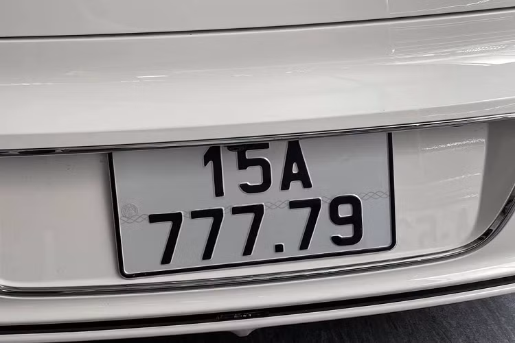 Chiếc xe siêu sang Bentley Flying Spur First Edition của chủ vườn lan đột biến này thuộc bản V8 nên được trang bị động cơ xăng V8, tăng áp kép, dung tích 4.0 lít, sản sinh ra công suất tối đa 542 mã lực và mô-men xoắn cực đại 770 Nm. Sức mạnh của Bentley Flying Spur V8 First Edition sẽ đồng hành cùng hộp số tự động ly hợp kép ZF 8 cấp, nhờ đó, mẫu xe siêu sang này có thể tăng tốc từ vị trí xuất phát lên 100 km/h trong thời gian chỉ 4,1 giây và đạt vận tốc tối đa 318 km/h.