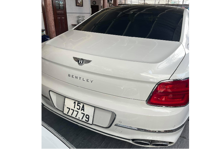 Sau vài ngày lộ ảnh tậu chiếc xe siêu sang Bentley Flying Spur First Edition có giá hơn 18 tỷ đồng, đại gia lan đột biến ở Hải Phòng gây chú ý khi bấm được biển số siêu đẹp tứ quý 7 cho xe. Nhiều người cho rằng, chủ nhân của xe đã vừa mua được xe đẹp cũng như bấm được biển số vạn người mơ. Hình ảnh chiếc xe siêu sang Bentley Flying Spur First Edition biển tứ quý 7 thu hút sự quan tâm của giới mê xe