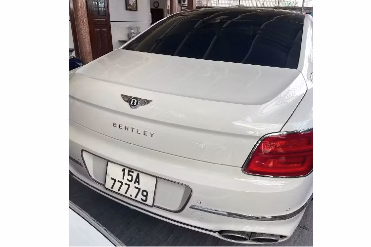 Sau vài ngày lộ ảnh tậu chiếc xe siêu sang Bentley Flying Spur First Edition có giá hơn 18 tỷ đồng, đại gia lan đột biến ở Hải Phòng gây chú ý khi bấm được biển số siêu đẹp tứ quý 7 cho xe. Nhiều người cho rằng, chủ nhân của xe đã vừa mua được xe đẹp cũng như bấm được biển số vạn người mơ. Hình ảnh chiếc xe siêu sang Bentley Flying Spur First Edition biển tứ quý 7 thu hút sự quan tâm của giới mê xe
