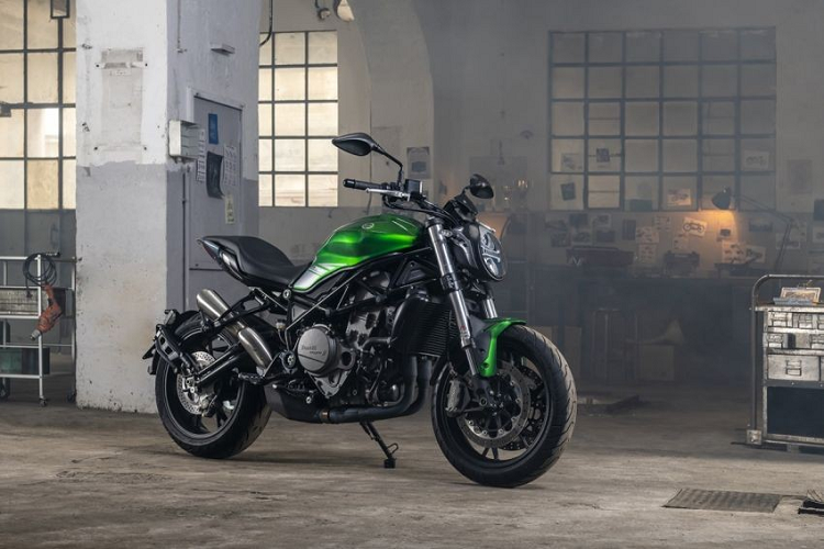 Ra mắt lần đầu vào năm 2018, mẫu xe môtô Benelli 752S gây chú ý nhờ thiết kế naked sport quen thuộc, khá giống với dòng Monster 821 danh tiếng. Mới đây, Benelli vừa chính thức ra mắt phiên bản 2021 cho mẫu xe này với bổ mới về màu sắc.