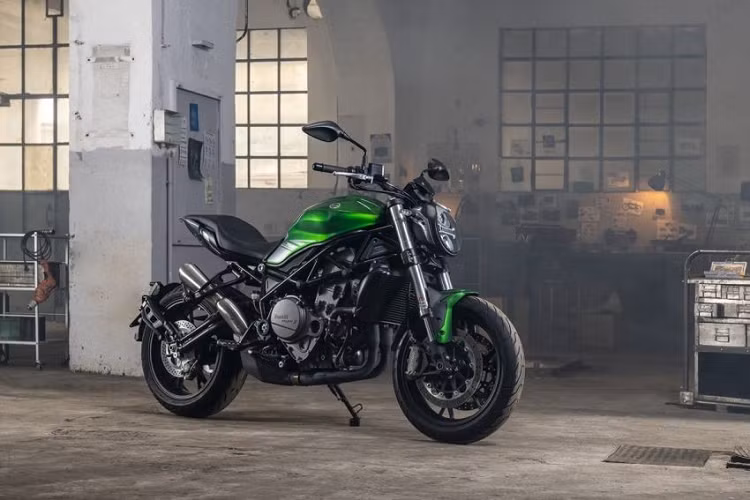 Ra mắt lần đầu vào năm 2018, mẫu xe môtô Benelli 752S gây chú ý nhờ thiết kế naked sport quen thuộc, khá giống với dòng Monster 821 danh tiếng. Mới đây, Benelli vừa chính thức ra mắt phiên bản 2021 cho mẫu xe này với bổ mới về màu sắc.