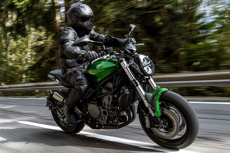 Dàn chân của xe là bộ vành đúc kích thước 17 inch, hệ thống phanh tiêu chuẩn của xe là phanh đĩa gồm đĩa đôi 320 mm ở trước và 260 mm ở phía sau, tích hợp hệ thống chống bó cứng phanh ABS kênh đôi.