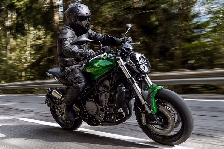 Dàn chân của xe là bộ vành đúc kích thước 17 inch, hệ thống phanh tiêu chuẩn của xe là phanh đĩa gồm đĩa đôi 320 mm ở trước và 260 mm ở phía sau, tích hợp hệ thống chống bó cứng phanh ABS kênh đôi.