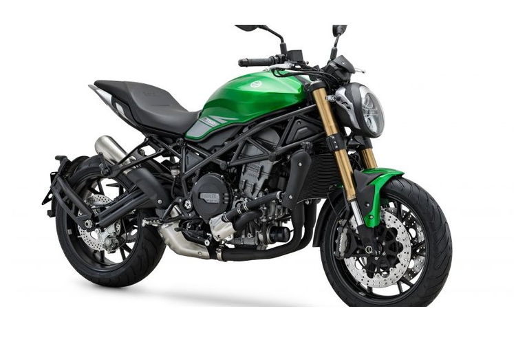 Bình xăng của Benelli 752S 2021 có dung tích 14,5 lít, chiều cao yên xe ở mức khá vừa phải là 810 mm. Theo Benelli, chiéc naked sport 752S có trọng lượng khá nặng là 226 kg. Tại thị trường Malaysia, Benelli 752S 2021 sẽ có 3 tùy chọn màu gồm Đen, Đỏ và Xanh với giá bán ở mức 37.888 Ringgit, tương đương 215 triệu đồng.