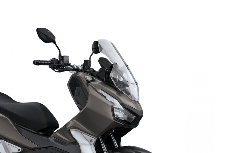 Tương tự như phiên bản cũ, mẫu xe ga Honda ADV 150 2021 vẫn trang bị động cơ xylanh đơn, SOHC, dung tích 149,3 cc, làm mát bằng dung dịch công suất 14,3 mã lực tại tua máy 8.500 vòng/phút và mômen xoắn cực đại 13,8 Nm tại tua máy 6.500 vòng/phút. Đi kèm là hệ thống phun xăng điện tử với bướm ga 26mm và hộp số vô cấp, tích hợp công nghệ Idling Stop giúp ngắt động cơ tạm thời.