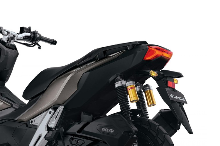 Phanh đĩa là trang bị tiêu chuẩn của xe, tích hợp hệ thống chống bó cứng phanh ABS kênh đơn.