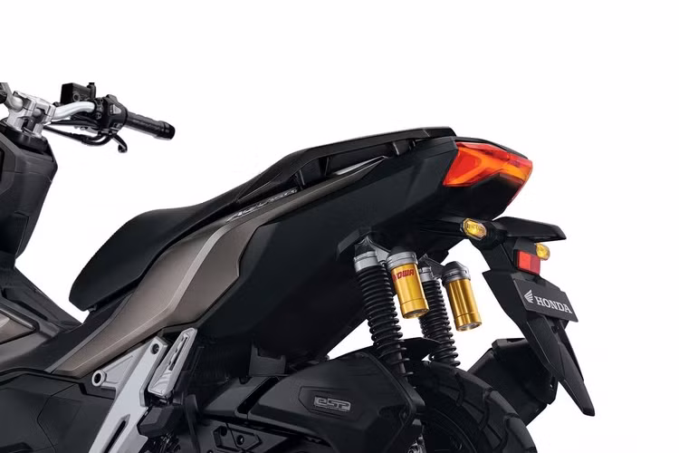 Phanh đĩa là trang bị tiêu chuẩn của xe, tích hợp hệ thống chống bó cứng phanh ABS kênh đơn.