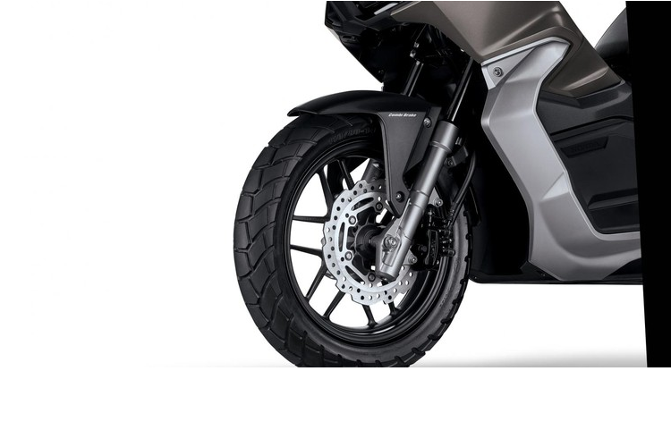 Hệ thống treo của xe mang thương hiệu Showa, gồm cặp phuộc ống lồng ở trước và giảm xóc lò xo đôi kèm bình dầu phụ phía sau. Trong đó, phuộc trước có hành trình 130 mm, giảm xóc sau có hành trình 120 mm, cùng với đó là bộ vành đúc kích thước 14 inch và 13 inch, lần lượt cho bánh trước bánh sau.