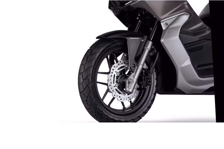 Hệ thống treo của xe mang thương hiệu Showa, gồm cặp phuộc ống lồng ở trước và giảm xóc lò xo đôi kèm bình dầu phụ phía sau. Trong đó, phuộc trước có hành trình 130 mm, giảm xóc sau có hành trình 120 mm, cùng với đó là bộ vành đúc kích thước 14 inch và 13 inch, lần lượt cho bánh trước bánh sau.