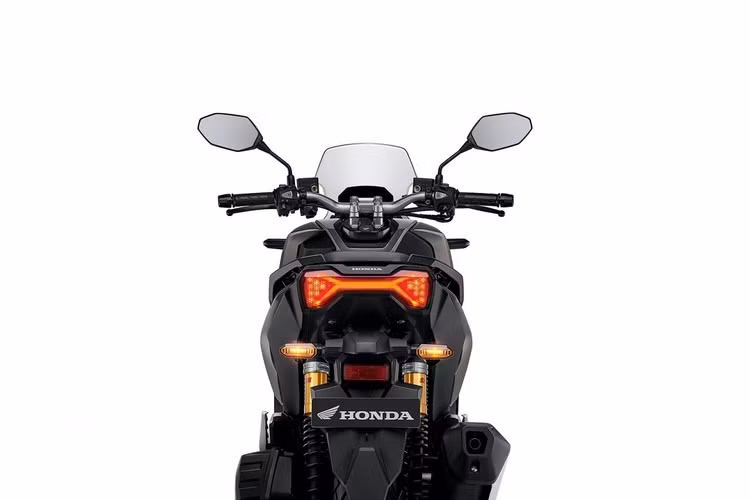 Ở hệ thống chiếu sáng, Honda ADV 150 2021 được trang bị đèn chiếu sang full LED. Đồng hồ của xe là loại kỹ thuật số đơn sắc, hiển thị đa thông tin bao gồm vận tốc, vòng tua máy, lượng xăng, hành trình và thời gian.