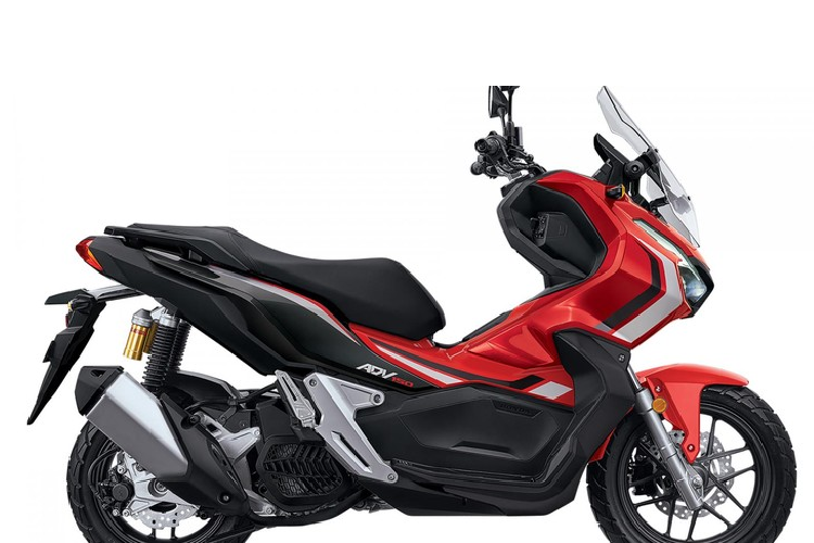 Bên dưới yên xe là cốp chứa đồ có dung tích 27,8 lít, cho phép người dùng để được một mũ bảo hiểm fullface và một số vật dụng cá nhân.