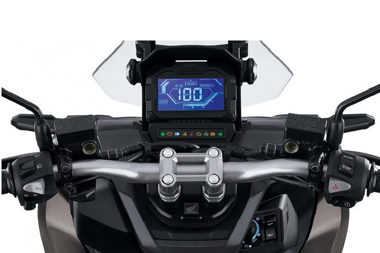 Kính chắn gió ở đầu xe có thiết kế lớn với hai nấc điều chỉnh độ cao tùy vào sở thích của người dùng.