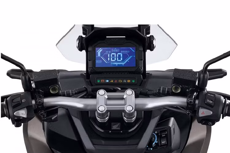 Kính chắn gió ở đầu xe có thiết kế lớn với hai nấc điều chỉnh độ cao tùy vào sở thích của người dùng.