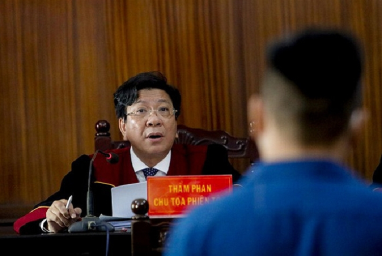 Huy an so tham vu tai xe Mercedes tong nu tiep vien hang khong-Hinh-2