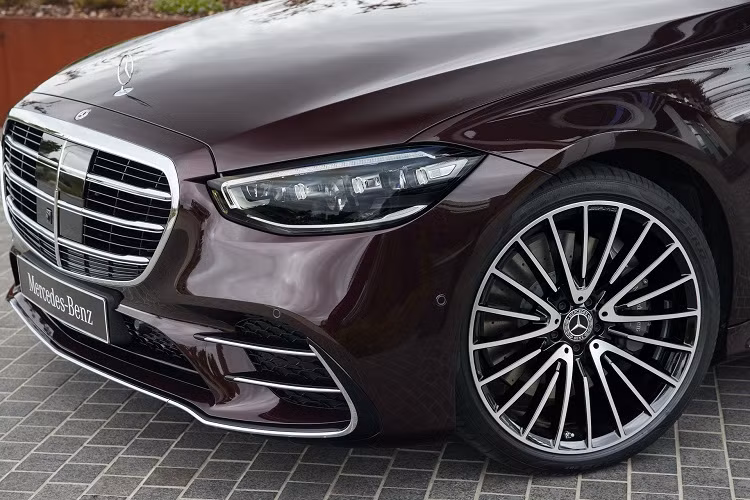 Tại Việt Nam, Mercedes-Benz S-Class thế hệ thứ 6 đang được phân phối với 2 phiên bản S 450 L và S 450 L Luxury với giá bán lần lượt là 4,299 tỷ và 4,969 tỷ đồng.