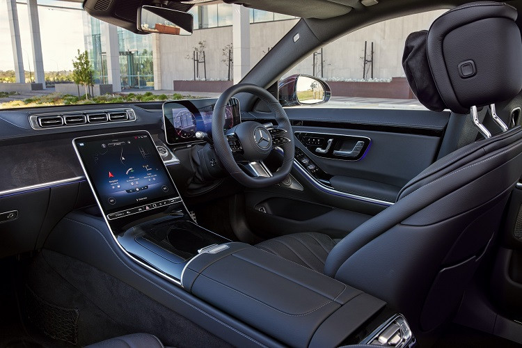 Giá xe Mercedes-Benz S 450 4MATIC 2021 từ 240.700 AUD (191.400 USD) tại Australia, xe sở hữu màn hình trung tâm công nghệ OLED kích thước 12,8 inch đặt dọc tích hợp hệ thống thông tin giải trí MBUX thế hệ thứ 2, bảng đồng hồ kỹ thuật số 12,3 inch, màn hình HUD, sạc không dây, dàn âm thanh của Burmester.