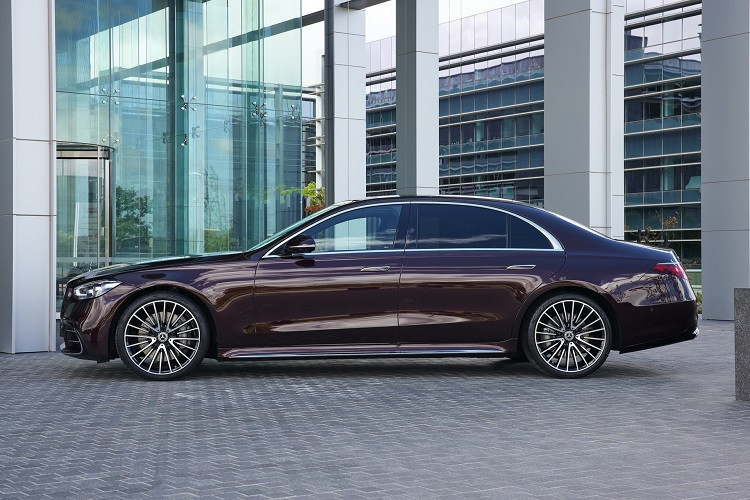 Theo công bố của Mercedes-Benz, cả 2 phiên bản đều có khả năng tăng tốc 0-100 km/h trong 5,1 giây. Mức tiêu hao nhiên liệu trên đường hỗn hợp là 8,2 lít và 8,4 lít cho quãng đường 100 km đối với bản tiêu chuẩn và bản trục cơ sở dài.