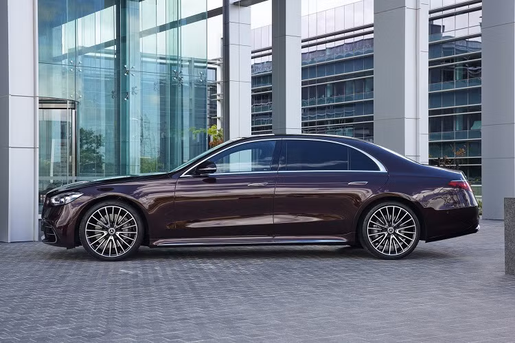 Theo công bố của Mercedes-Benz, cả 2 phiên bản đều có khả năng tăng tốc 0-100 km/h trong 5,1 giây. Mức tiêu hao nhiên liệu trên đường hỗn hợp là 8,2 lít và 8,4 lít cho quãng đường 100 km đối với bản tiêu chuẩn và bản trục cơ sở dài.