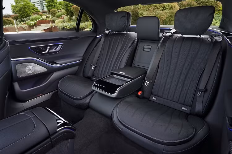 Những trang bị tiện nghi trên Mercedes-Benz S-Class thế hệ mới bao gồm đèn nền nội thất, điều hòa tự động 2 vùng, hàng ghế trước chỉnh điện tích hợp sưởi và làm mát, cửa đóng mở điện, cửa sổ trời toàn cảnh, bảo mật vân tay.