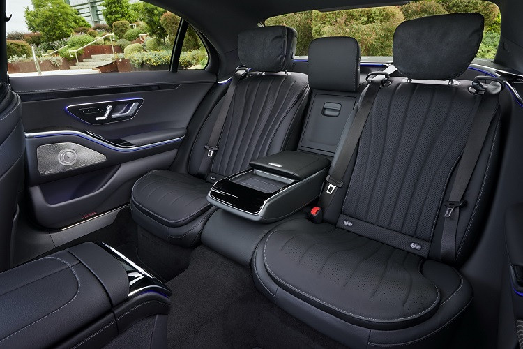 Những trang bị tiện nghi trên Mercedes-Benz S-Class thế hệ mới bao gồm đèn nền nội thất, điều hòa tự động 2 vùng, hàng ghế trước chỉnh điện tích hợp sưởi và làm mát, cửa đóng mở điện, cửa sổ trời toàn cảnh, bảo mật vân tay.