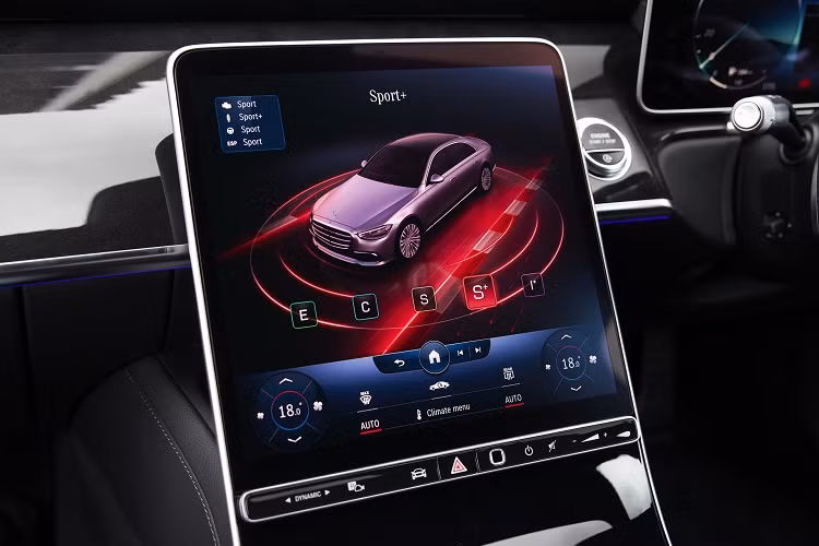 S 450 2021 sở hữu gói hỗ trợ Driving Assistance Package, gồm các công nghệ mới nhất như hỗ trợ phanh khẩn cấp tự động, hỗ trợ giữ làn đường, hỗ trợ chuyển làn, nhận dạng biển báo giao thông, cảnh báo giao thông cắt ngang phía trước/sau và giám sát điểm mù chủ động...