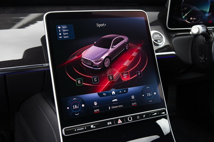 S 450 2021 sở hữu gói hỗ trợ Driving Assistance Package, gồm các công nghệ mới nhất như hỗ trợ phanh khẩn cấp tự động, hỗ trợ giữ làn đường, hỗ trợ chuyển làn, nhận dạng biển báo giao thông, cảnh báo giao thông cắt ngang phía trước/sau và giám sát điểm mù chủ động...