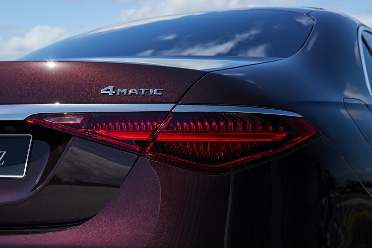 Cả S 450 and S 450 L đều sử dụng chung động cơ tăng áp 6 xy-lanh thẳng hàng, dung tích 3.0L, sản sinh công suất 362 mã lực và mô-men xoắn 500 Nm. Đi kèm với động cơ là hộp số tự động 9 cấp và hệ dẫn động 4 bánh. Hệ thống điện 48V cung cấp thêm 21 mã lực và 250 Nm mô-men xoắn cho chiếc sedan cỡ lớn này.