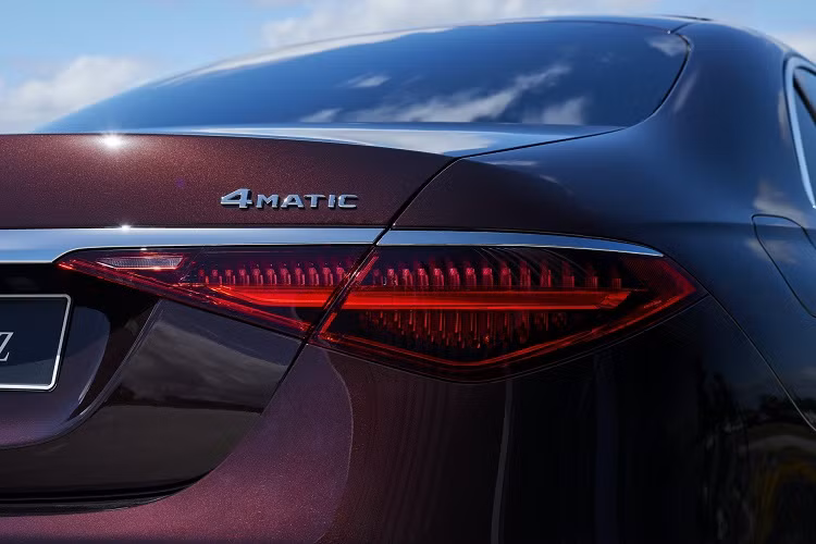 Cả S 450 and S 450 L đều sử dụng chung động cơ tăng áp 6 xy-lanh thẳng hàng, dung tích 3.0L, sản sinh công suất 362 mã lực và mô-men xoắn 500 Nm. Đi kèm với động cơ là hộp số tự động 9 cấp và hệ dẫn động 4 bánh. Hệ thống điện 48V cung cấp thêm 21 mã lực và 250 Nm mô-men xoắn cho chiếc sedan cỡ lớn này.