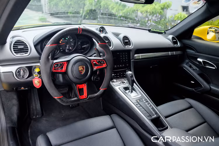 Khác biệt với 718 Cayman có chụp xả đặt giữa, hệ thống ống xả trên phiên bản Porsche 718 Cayman GT4 có đến hai chụp xả nằm tách biệt. Để khắc phục điều này, doanh nhân ngành xây dựng và bất động sản đã nâng cấp hệ thống ống xả của thương hiệu RES Exhaust. Theo chia sẻ của vị chủ nhân, mới đây anh đã tiếp tục thay mới hệ thống ống xả với chi tiết của Armytrix nhằm mang đến âm thanh dữ dằn và uy lực hơn. Bên cạnh đó là bộ khuếch tán bằng sợi carbon có tạo hình giống hệt chi tiết trên bản GT4.