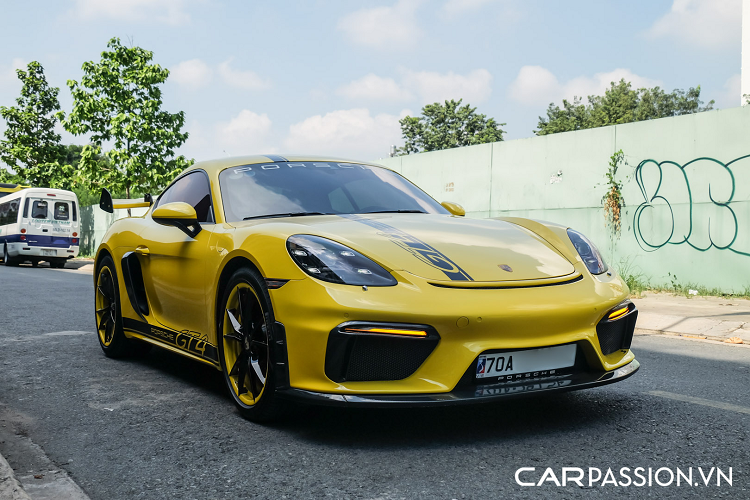 Là một trong những mẫu xe góp phần không nhỏ tạo nên thành công cho Porsche xuyên suốt thời gian qua, dòng xe 718 Cayman chiếm được tình cảm của khách hàng Việt nhờ thiết kế mang tính đột phá cùng cảm giác lái đậm chất thể thao. So với thế hệ Cayman tiền nhiệm, số lượng những chiếc 718 Cayman tại nước ta có phần áp đảo. Có lẽ chính vì lí do đó mà không ít chủ nhân của mẫu xe này đã tìm đến nhiều phương pháp để độ lại “xế cưng” và chiếc Porsche 718 Cayman hàng hiếm xuất hiện trong bài viết cũng không phải ngoại lệ