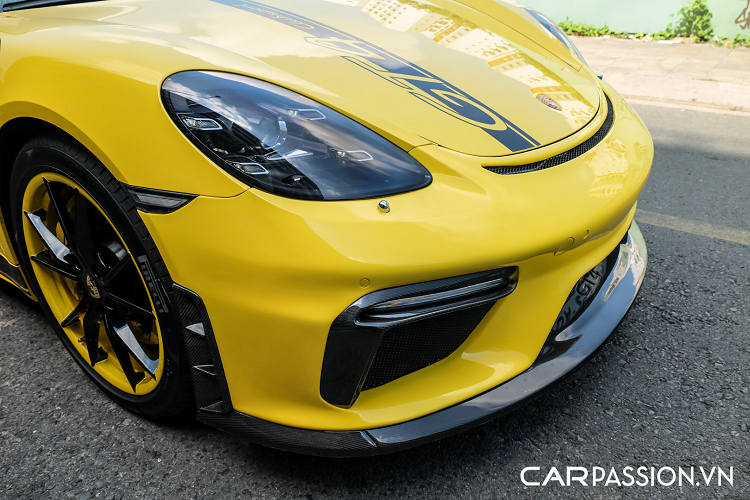 Mẫu xe thể thao nước Đức này đã được vị chủ nhân đầy đam mê chi ra hàng trăm triệu đồng để nâng cấp với bộ bodykit của phiên bản hiệu năng cao 718 Cayman GT4 cùng một số món "đồ chơi" đắt giá. Chiếc Porsche 718 Cayman này được doanh nhân ngành xây dựng và bất động sản đặt mua chính hãng, xe thuộc phiên bản tiêu chuẩn và được chủ xe lựa chọn lớp sơn vàng khá nổi bật ở phần ngoại thất.