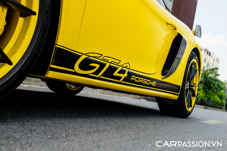 Cản sau nhận được hàng loạt sự thay đổi lớn. Đầu tiên chính là cánh gió chỉnh điện nguyên bản được thay bằng cánh gió làm từ sợi carbon. Thêm vào đó là sự xuất hiện của một chiếc cánh gió cỡ "khủng" được bắt cố định vào phần đuôi xe, giống với chi tiết trên phiên bản 718 Cayman GT4 Clubsport dành cho đường đua. Logo "718 Cayman" được gỡ bỏ và thay bằng logo "GT4" màu đen đặt ở vị trí trung tâm, phần ốp nhựa có dòng chữ Porsche cách điệu cũng được thay thế bằng dải đèn LED tạo cái nhìn liền mạch ở khu vực đèn hậu.