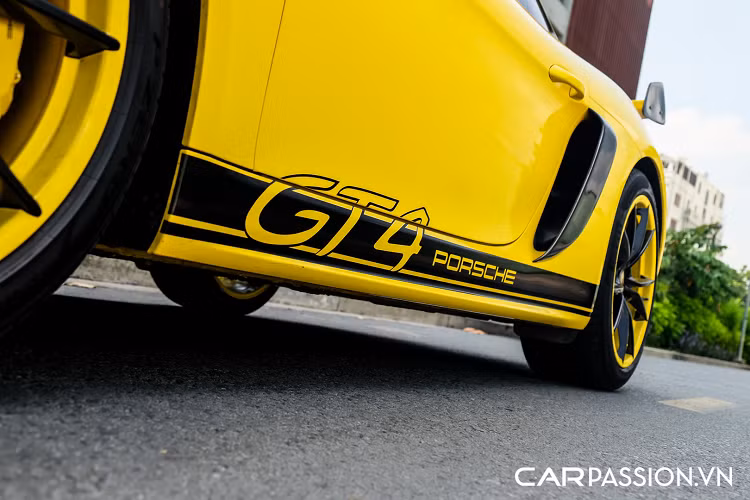 Cản sau nhận được hàng loạt sự thay đổi lớn. Đầu tiên chính là cánh gió chỉnh điện nguyên bản được thay bằng cánh gió làm từ sợi carbon. Thêm vào đó là sự xuất hiện của một chiếc cánh gió cỡ "khủng" được bắt cố định vào phần đuôi xe, giống với chi tiết trên phiên bản 718 Cayman GT4 Clubsport dành cho đường đua. Logo "718 Cayman" được gỡ bỏ và thay bằng logo "GT4" màu đen đặt ở vị trí trung tâm, phần ốp nhựa có dòng chữ Porsche cách điệu cũng được thay thế bằng dải đèn LED tạo cái nhìn liền mạch ở khu vực đèn hậu.